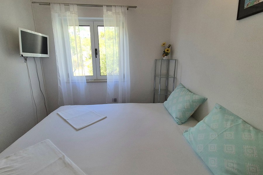 Camera da letto con televisore a parete
