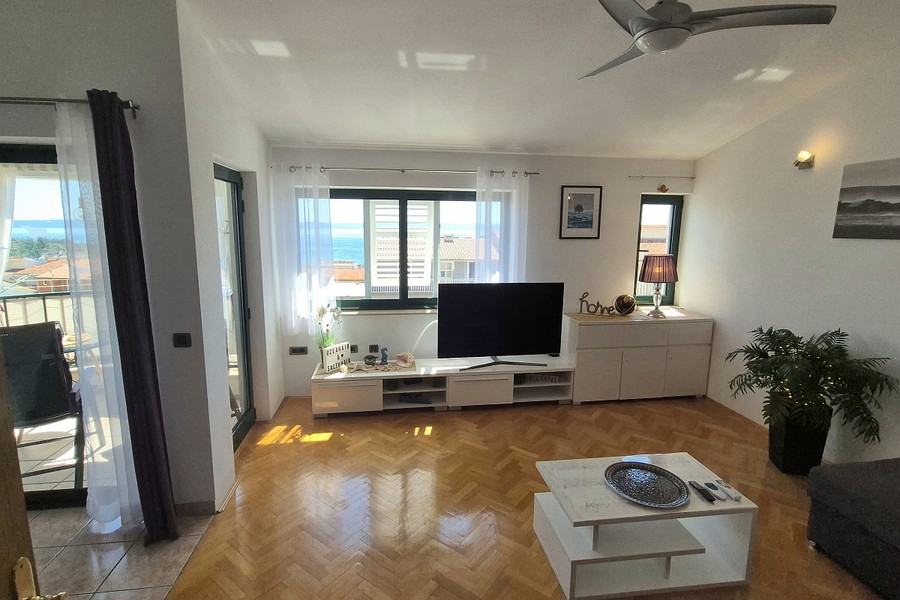 Soggiorno con televisore e ventilatore a soffitto