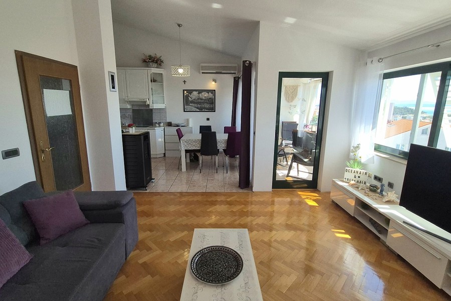Zona giorno aperta con pavimento in parquet