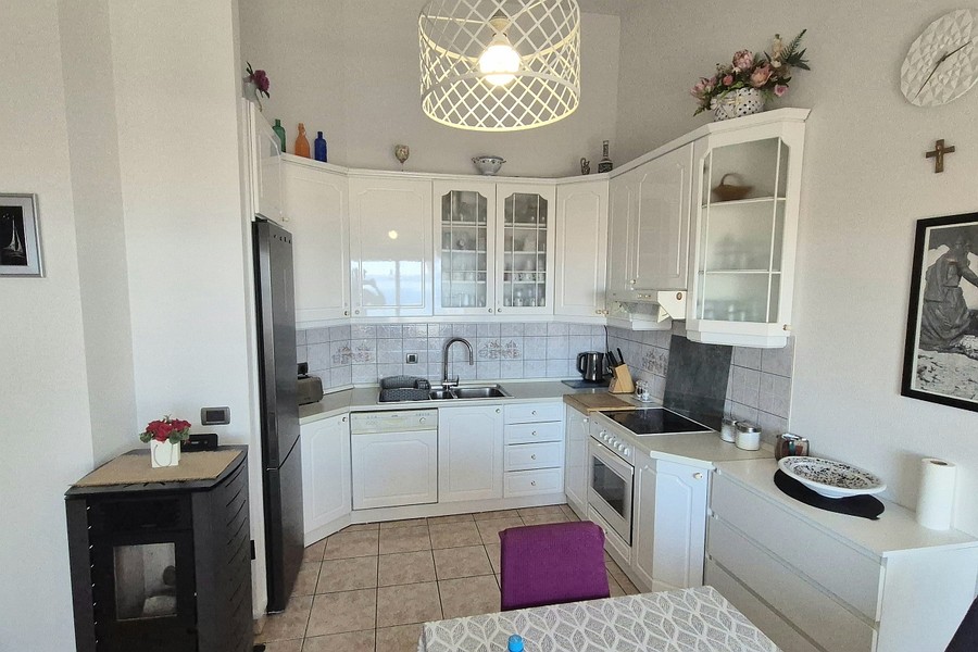 Cucina con mobili bianchi