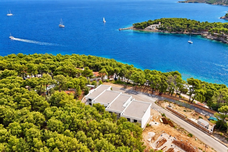Complesso residenziale nella pineta sopra il mare
