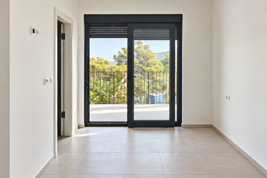 Camera da letto con porta sul balcone