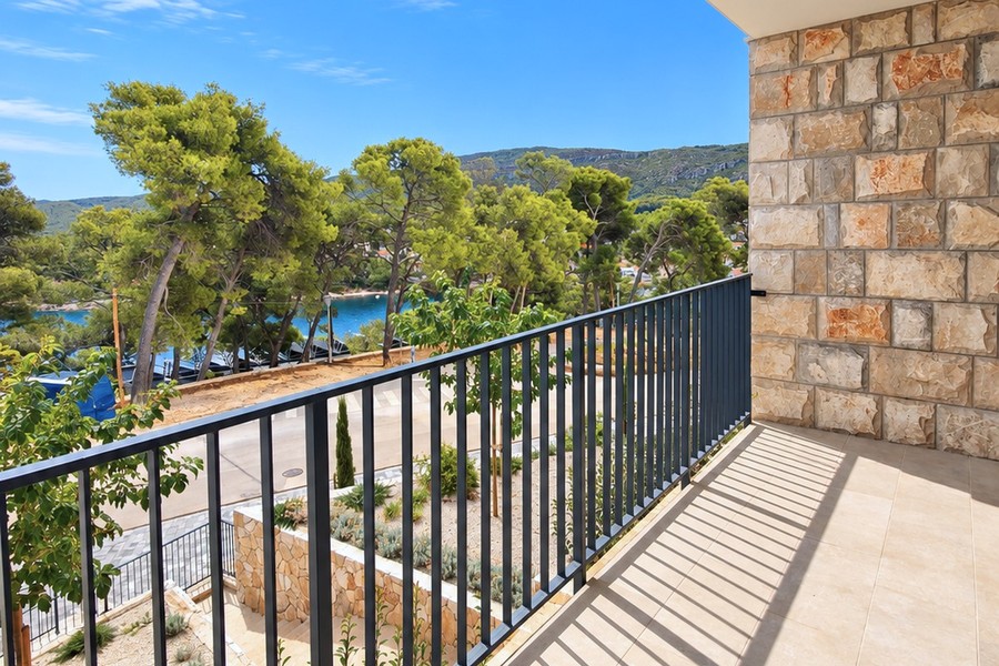Balcone con vista sul mare attraverso i pini