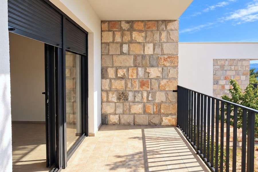 Balcone con parete in pietra naturale