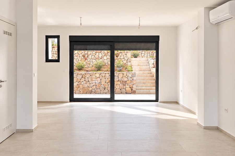 Zona giorno con porta a vetri sulla terrazza