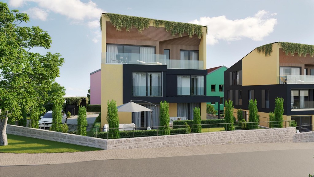 Edificio nuovo con tetto verde, parapetto in vetro e ombrellone nel giardino antistante
