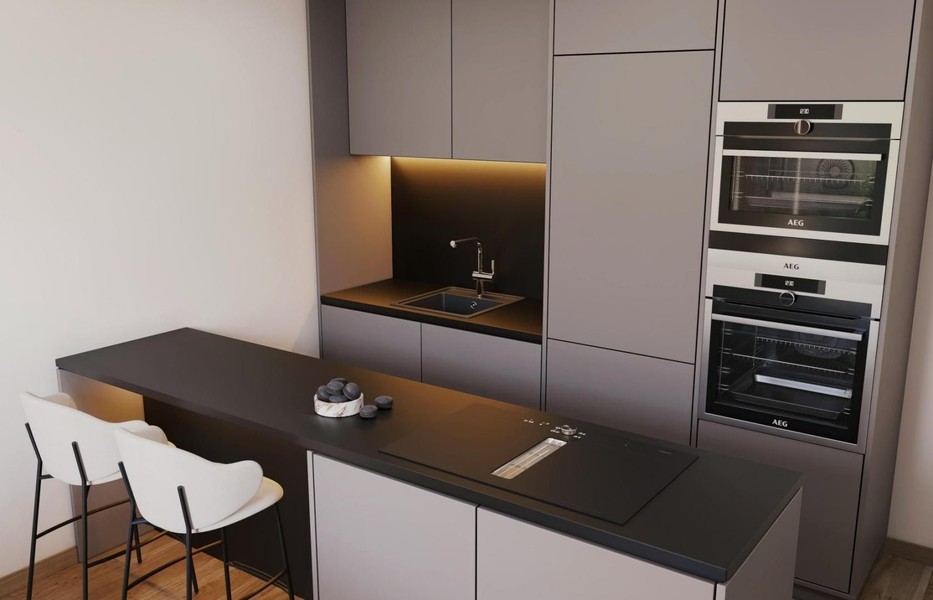 Cucina moderna con isola cottura, sgabelli e forni da incasso