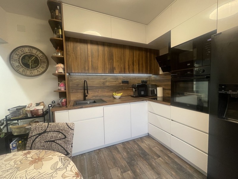 Cucina componibile con piano di lavoro scuro
