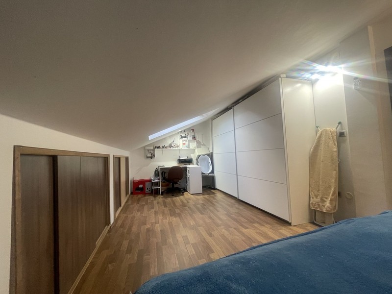 Camera da letto con armadi a muro