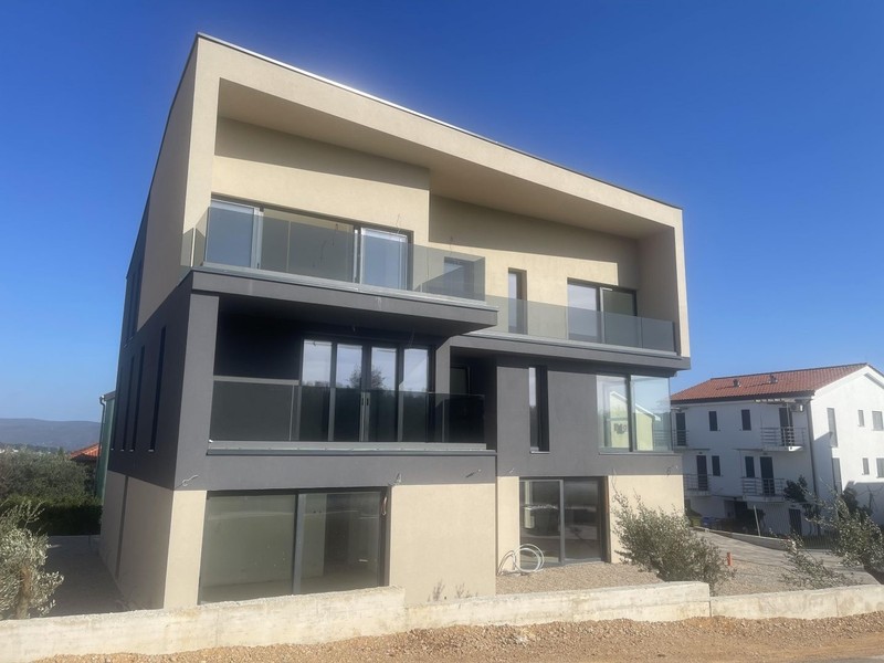 Casa Sud con terrazze e ampie finestre