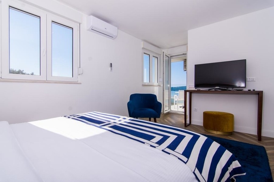 Camera da letto con porta-finestra sul balcone