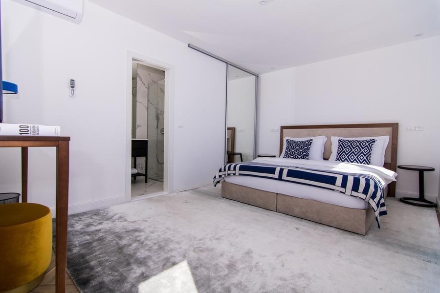Camera da letto con armadio a muro e bagno