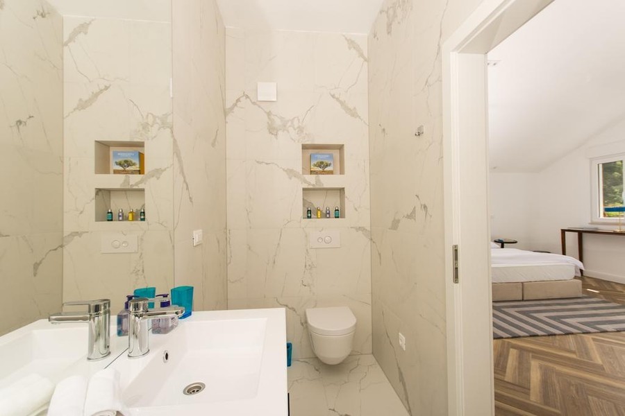 Bagno con finitura in marmo