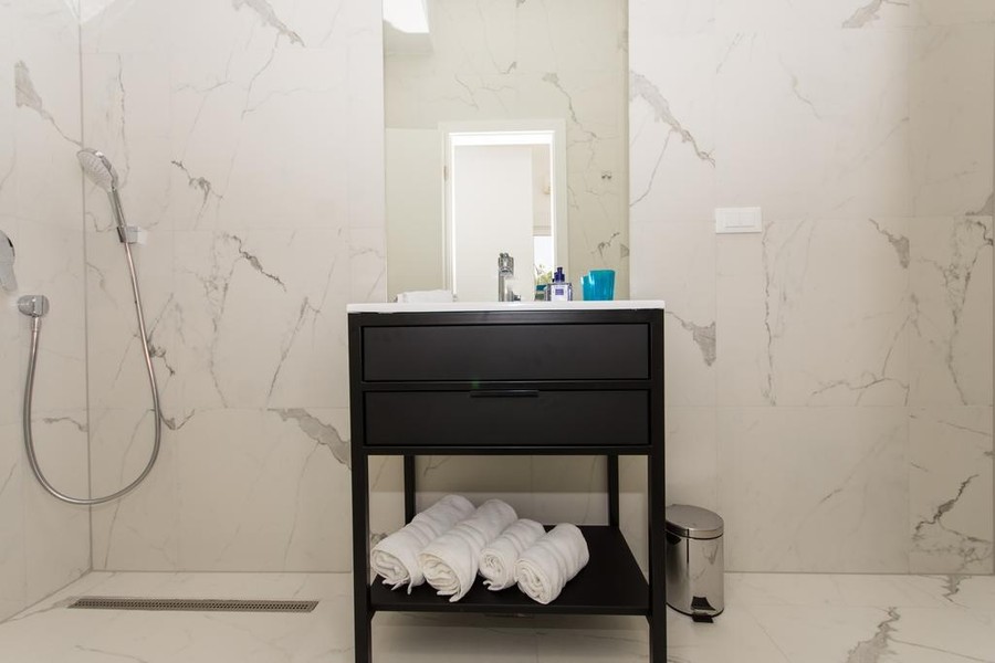 Bagno con doccia a filo pavimento