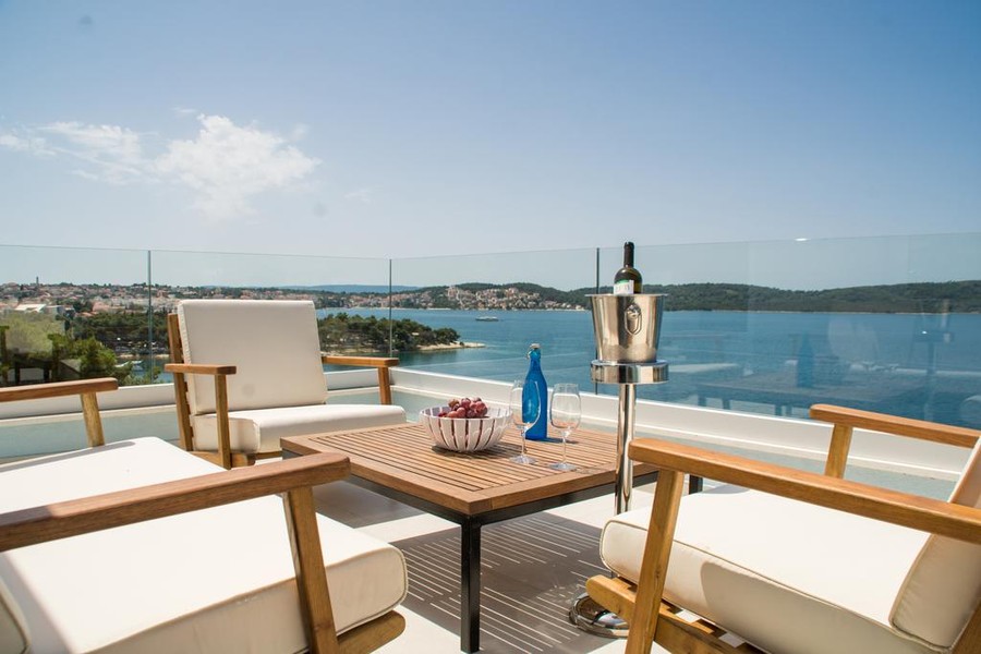 Terrazza con mobili da salotto e vista sulla baia