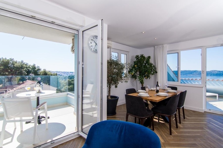 Zona pranzo con accesso alla terrazza