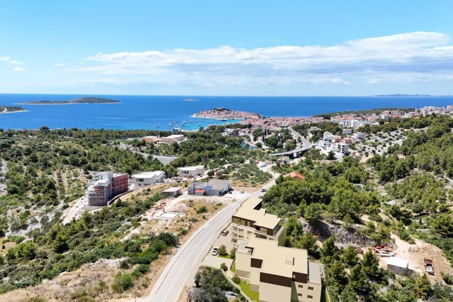 Rendering: edificio residenziale sul pendio con vista su Primosten
