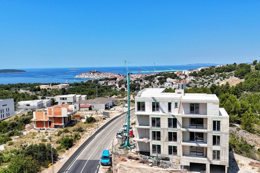 Cantiere lungo la strada con vista sul mare