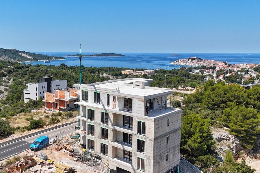 Edificio di nuova costruzione allo stato grezzo sopra la baia di Primosten