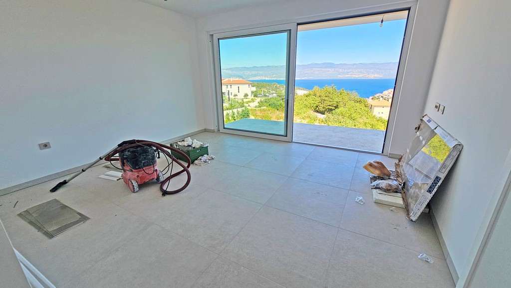 Soggiorno con porta scorrevole e vista mare