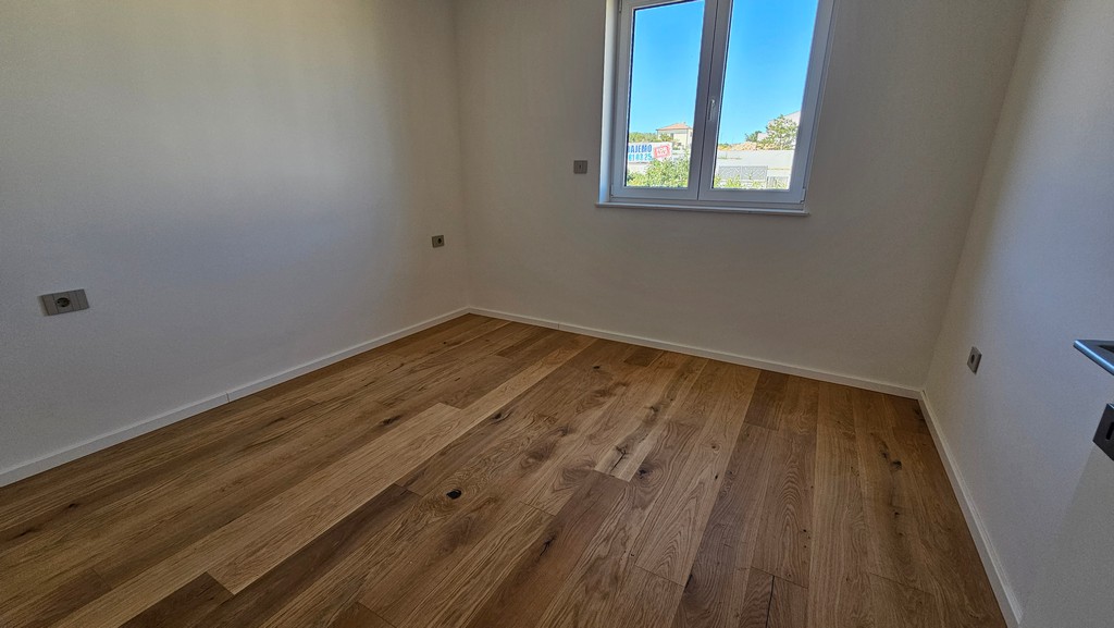 Camera da letto con pavimento in parquet
