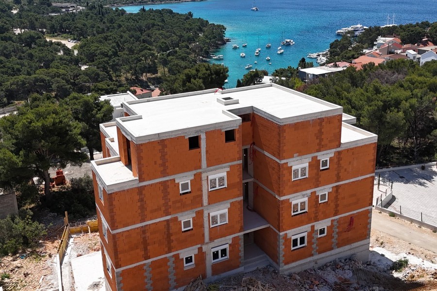 Edificio residenziale in fase di costruzione con vista sulla baia