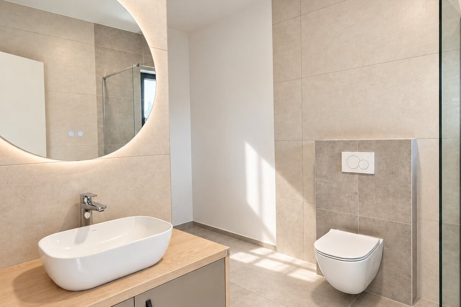 Bagno con specchio tondo illuminato