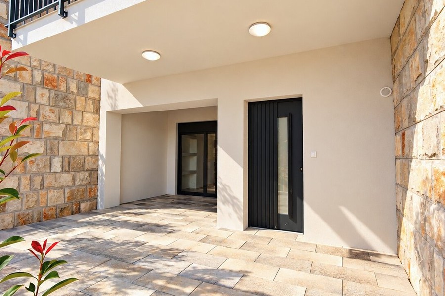 Ingresso coperto con parete in pietra naturale