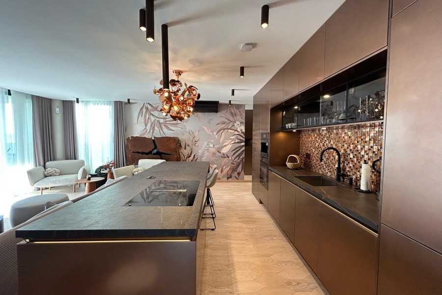 Cucina color bronzo con piastrelle a mosaico