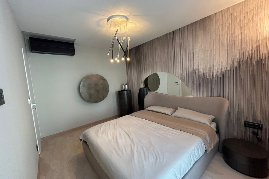 Camera da letto con climatizzatore e specchio rotondo