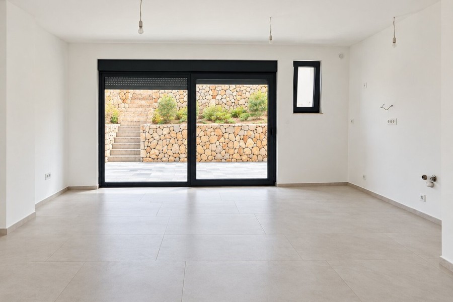 Soggiorno con porta-finestra sulla terrazza