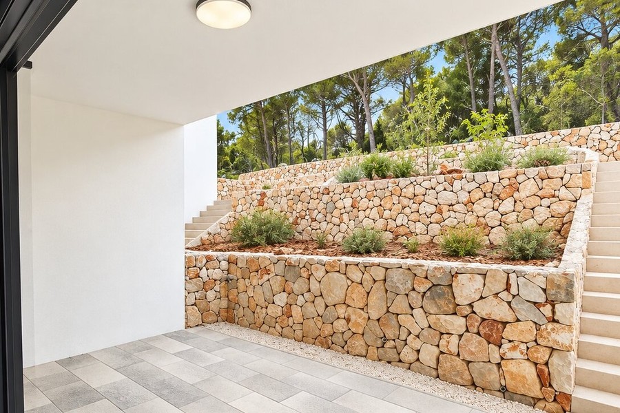 Giardino con muri in pietra naturale e piante