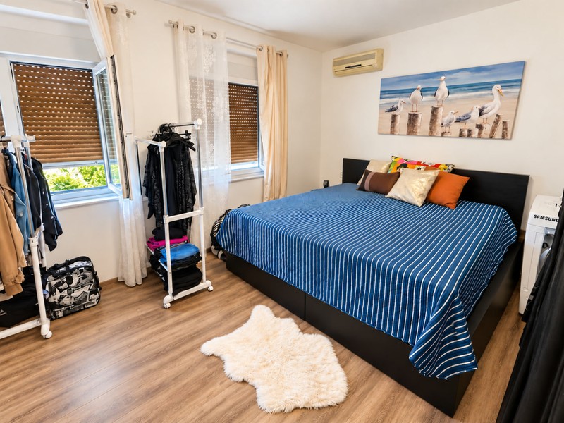 Camera da letto con letto matrimoniale e climatizzatore