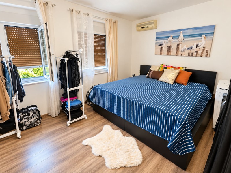 Camera da letto con finestra e appendiabiti