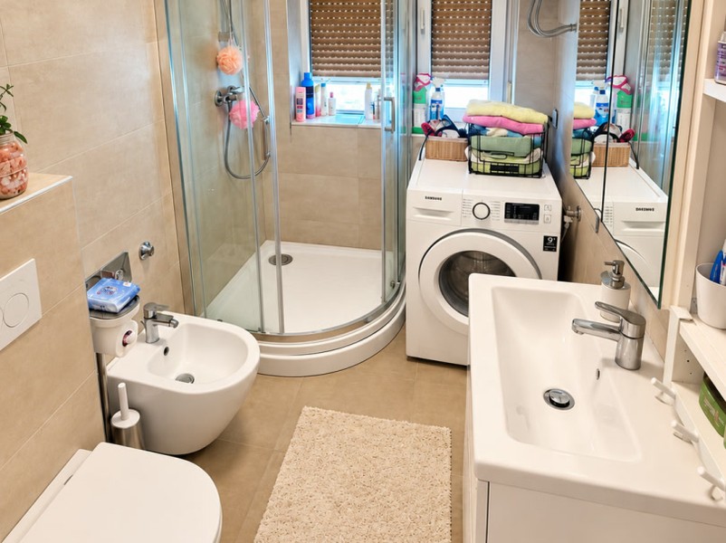 Bagno con doccia e lavatrice