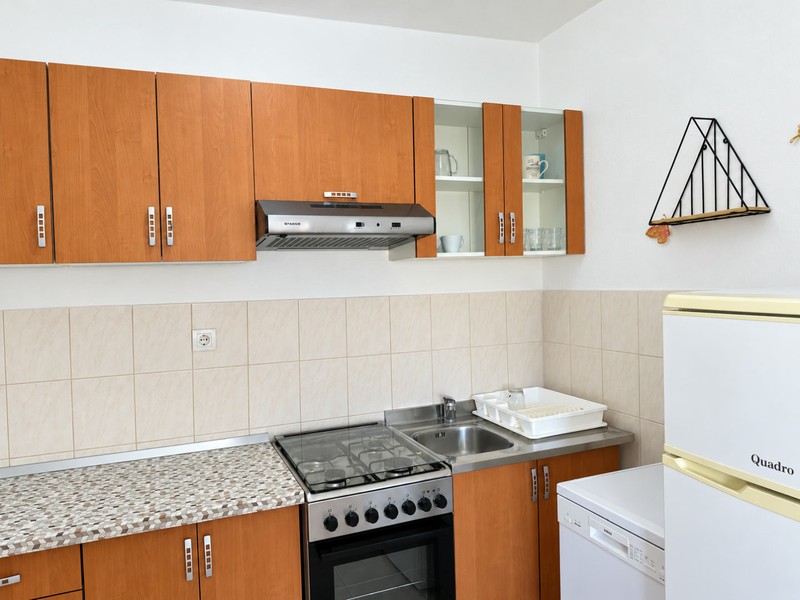 Cucina con fornello, lavello e frigorifero
