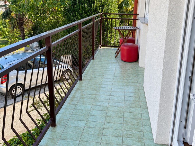 Lungo balcone con ringhiera