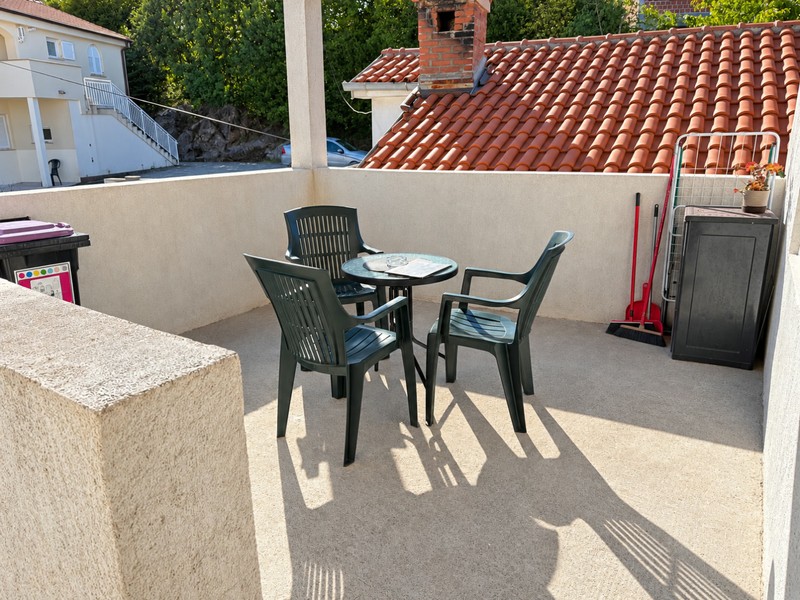 Terrazza con mobili da giardino