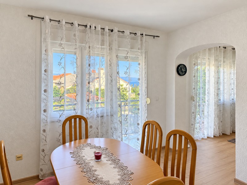 Tavolo da pranzo davanti a grandi finestre