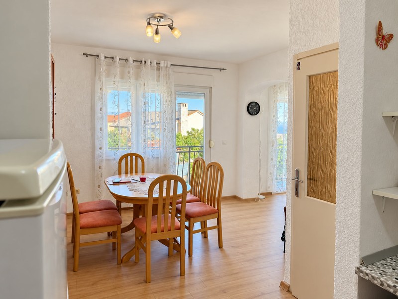 Zona pranzo con porta sulla cucina