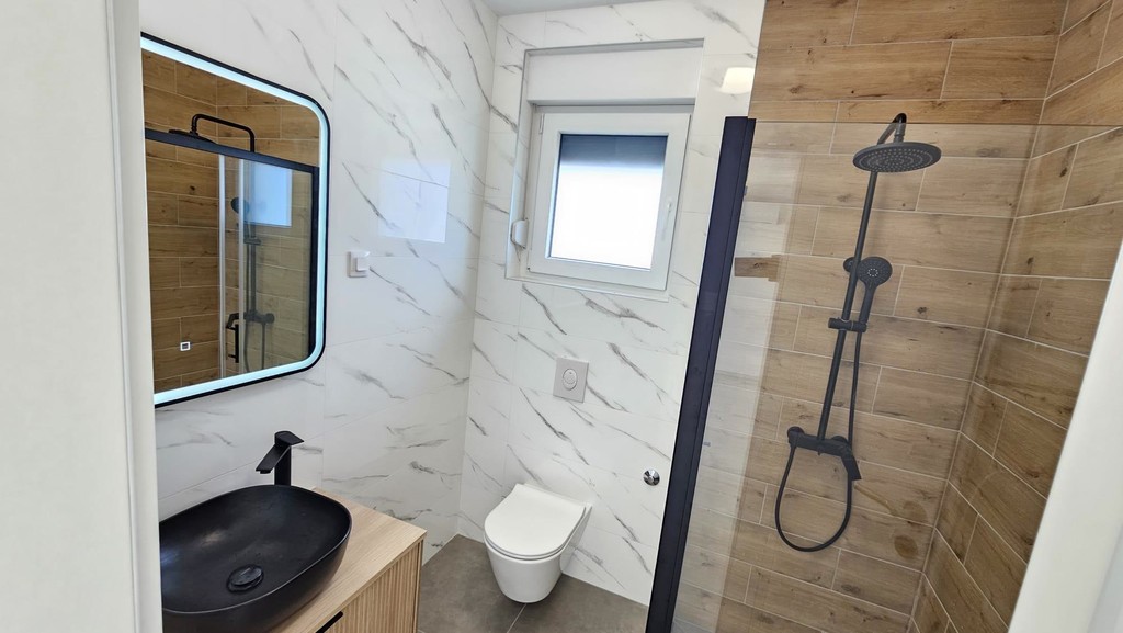 Bagno con doccia a pioggia e specchio