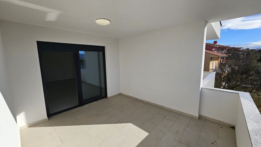 Loggia con porta scorrevole verso il soggiorno