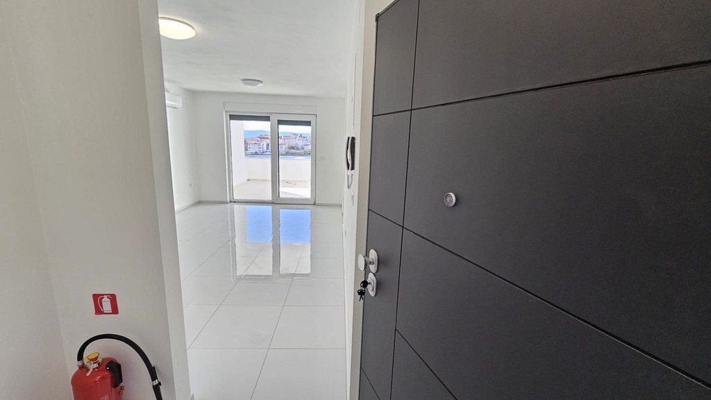 Ingresso con porta d'appartamento