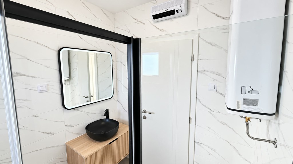 Bagno con specchio e boiler