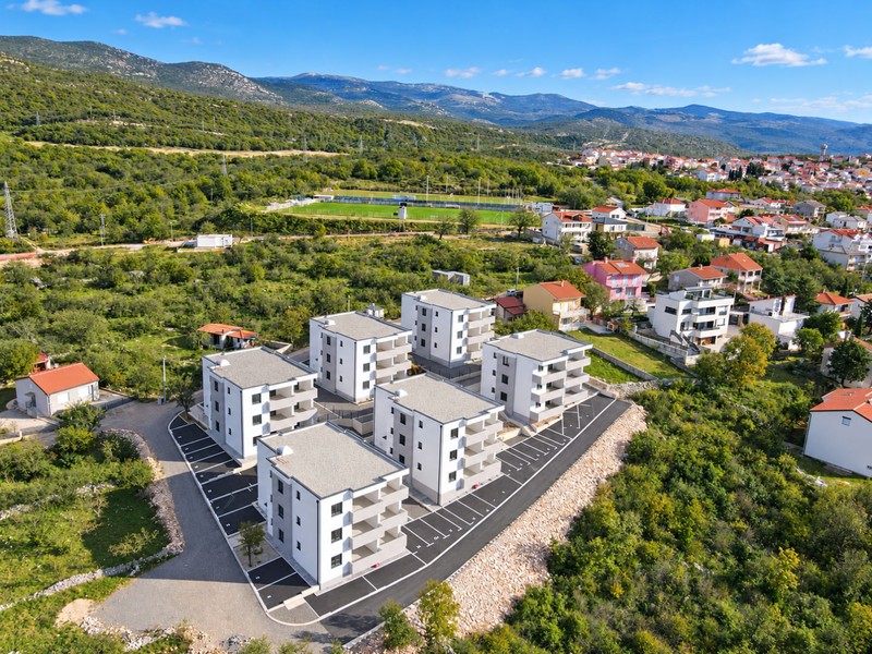 Complesso residenziale con montagne sullo sfondo