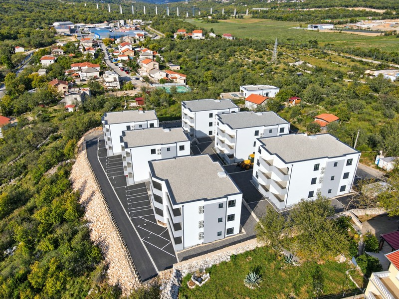 Edifici di nuova costruzione sul pendio con posti auto