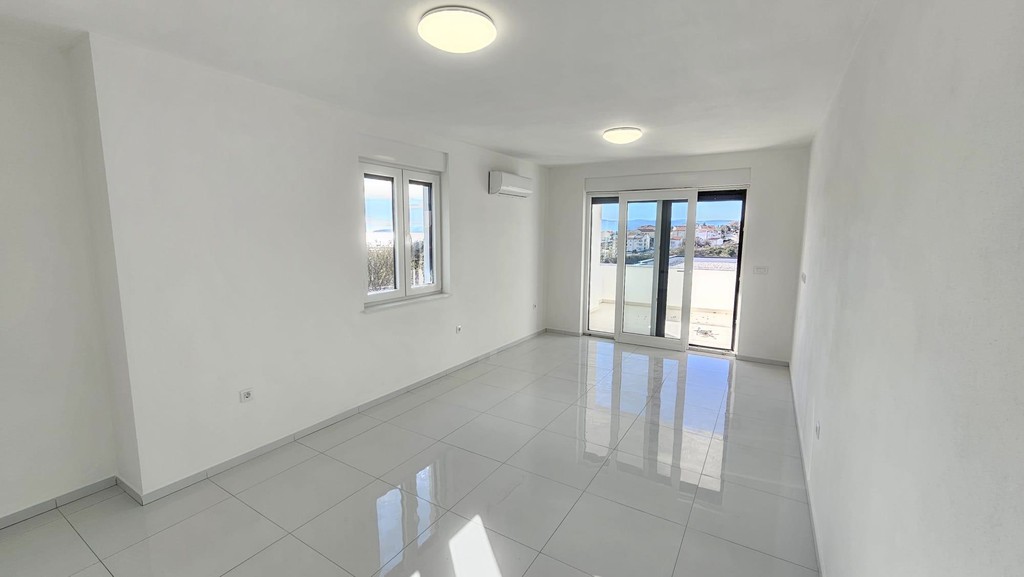 Soggiorno con porta-finestra sulla loggia