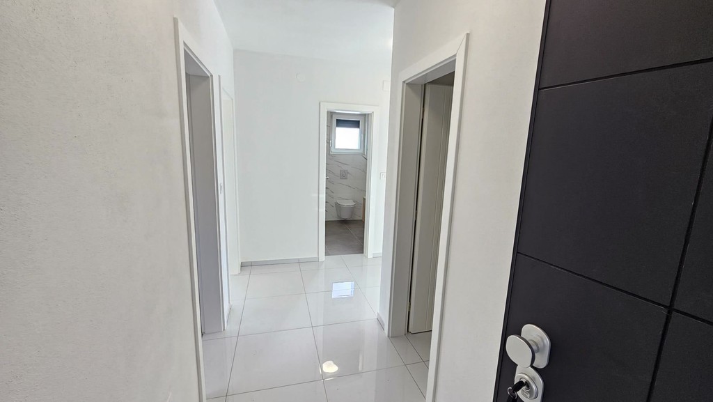 Corridoio con porta d'ingresso dell'appartamento