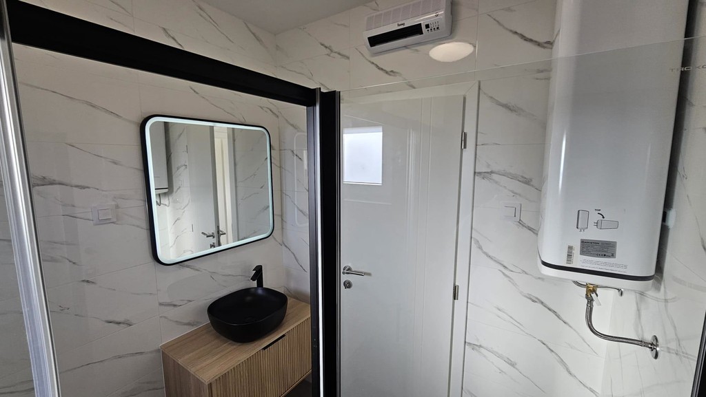 Bagno con boiler e lavabo