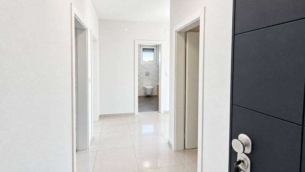 Corridoio con porta d'ingresso
